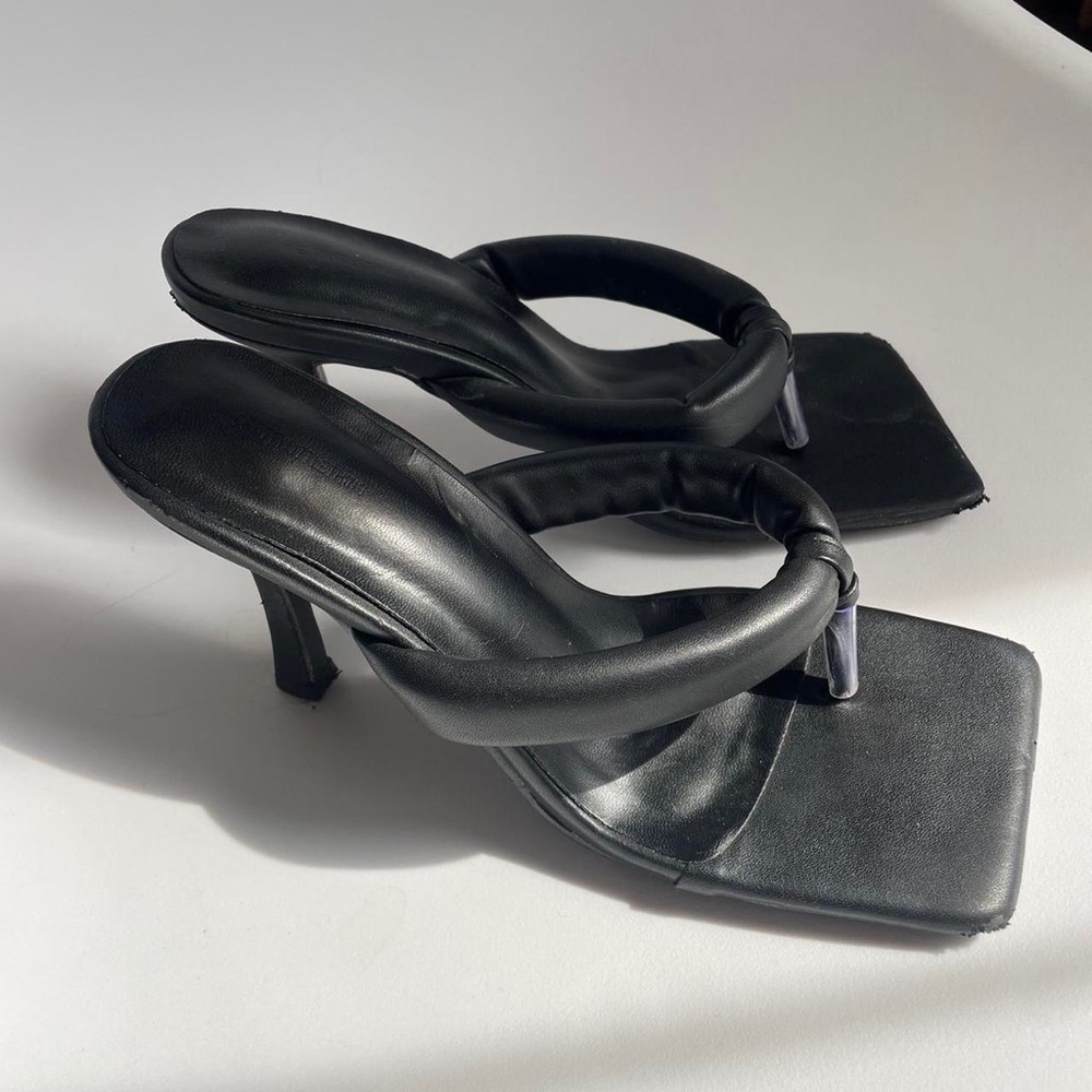 black flip flop heels